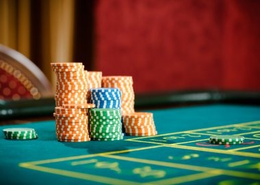 Ocean King live-dealer studio with professional croupier and HD table setup